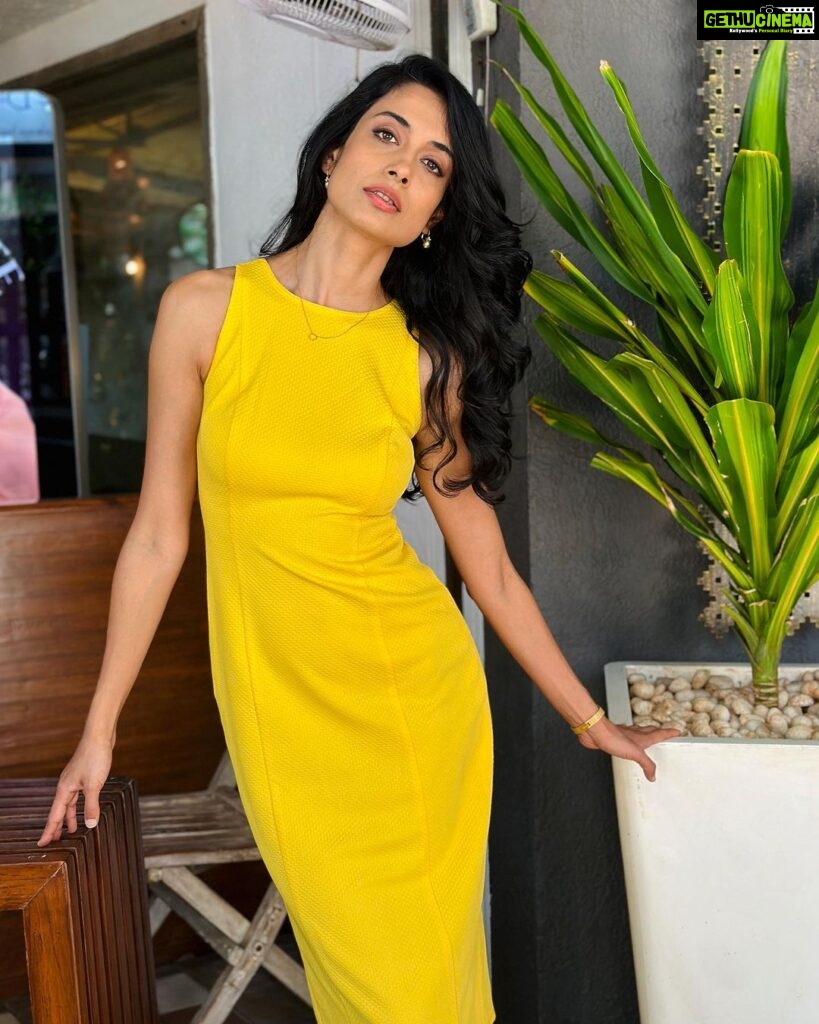 Sarah Jane Dias Instagram - good is the day, when yellow is worn. . #yellow #prettygirlera