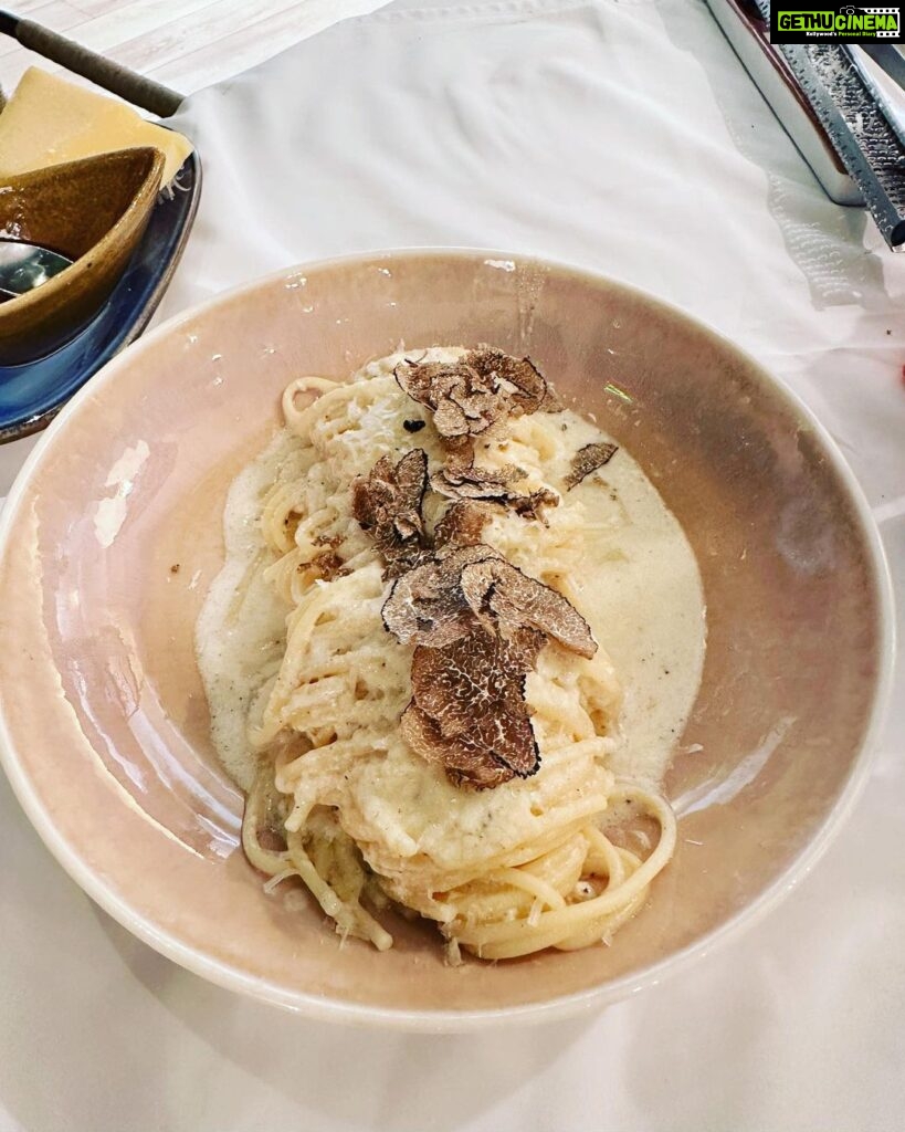 Sarah Jane Dias Instagram - feed me and tell me i’m pretty. . #foodie #foodstagram #italianfood #italian #truffle #cacioepepe #food