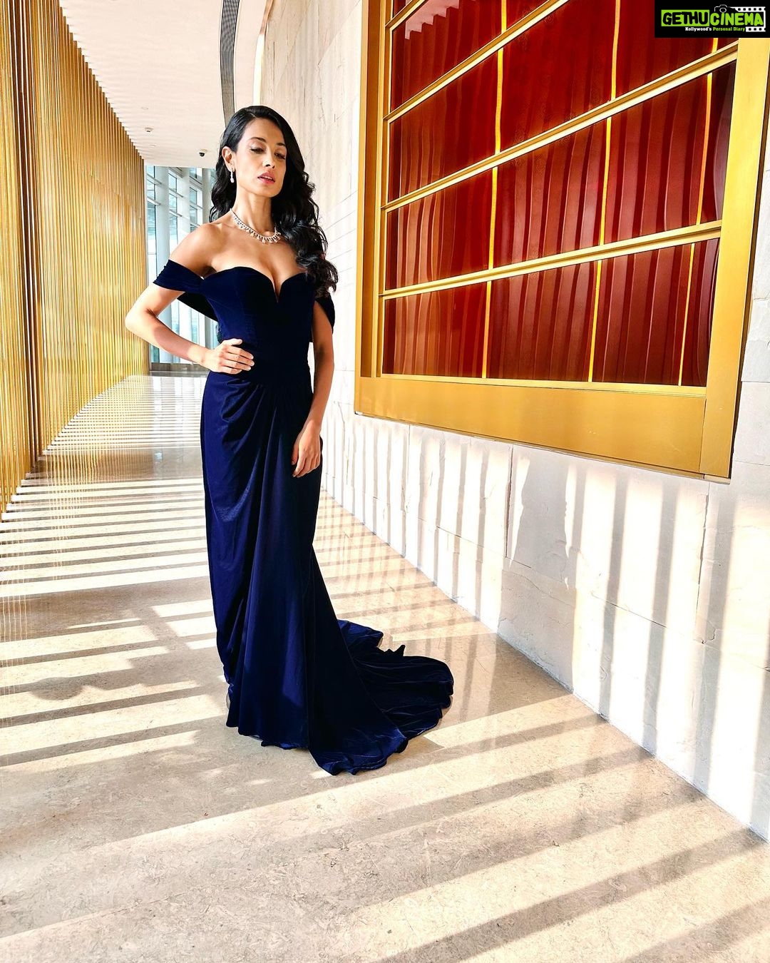 Sarah Jane Dias Instagram - diamonds in bed? why not!?! . #diamonds #luxury #fashion #fashionista #fashiongram #bmw