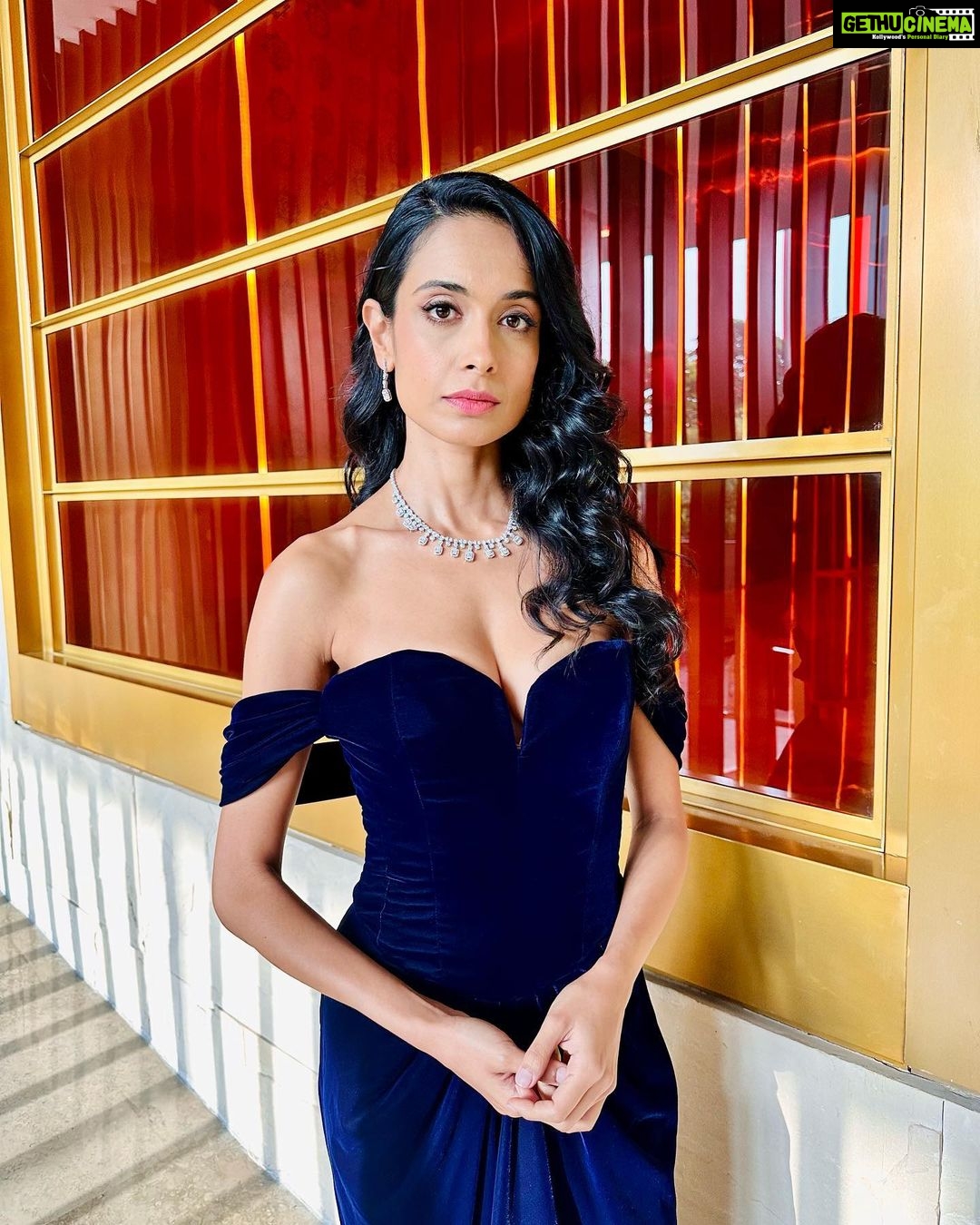 Sarah Jane Dias Instagram - diamonds in bed? why not!?! . #diamonds #luxury #fashion #fashionista #fashiongram #bmw