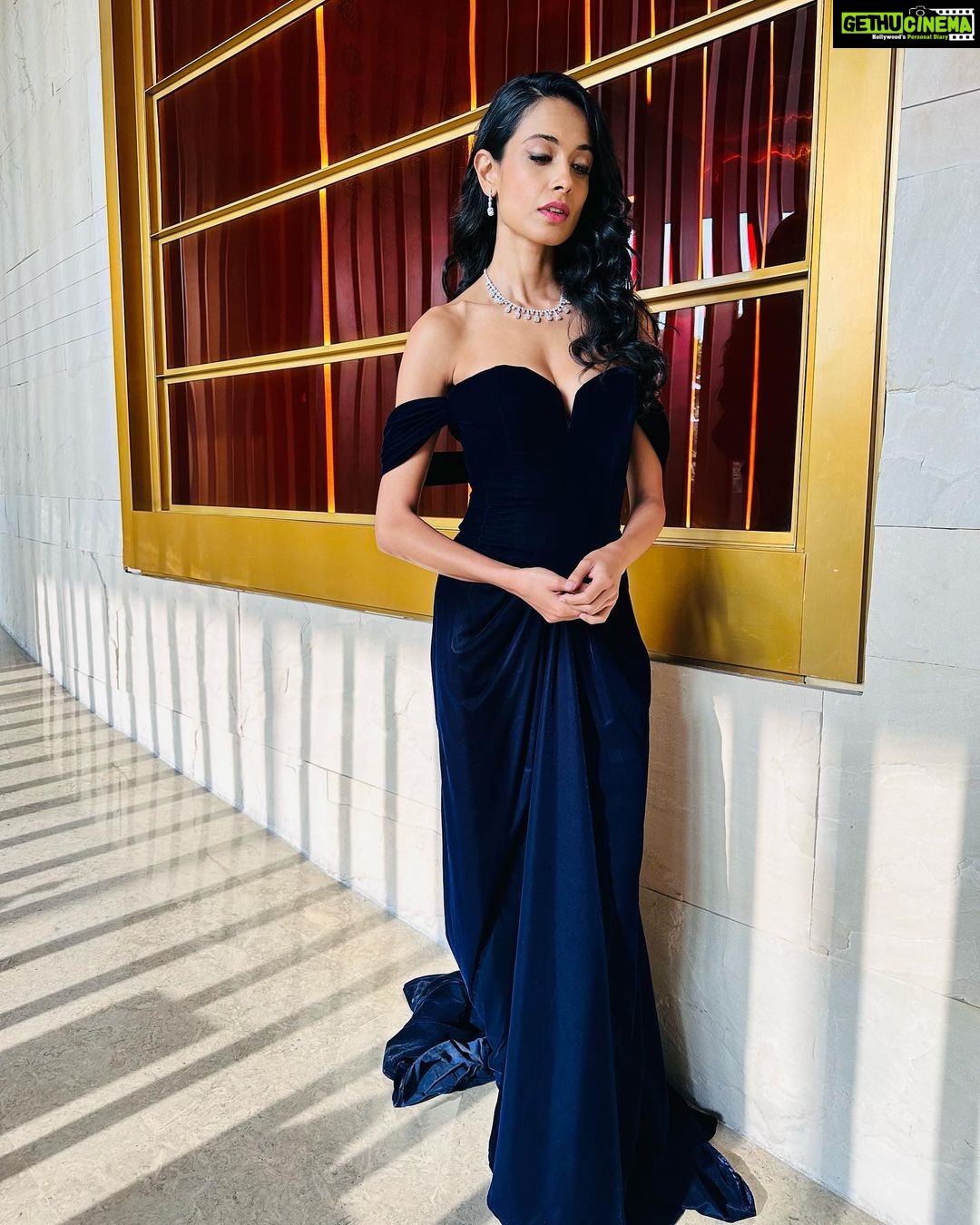 Sarah Jane Dias Instagram - diamonds in bed? why not!?! . #diamonds #luxury #fashion #fashionista #fashiongram #bmw