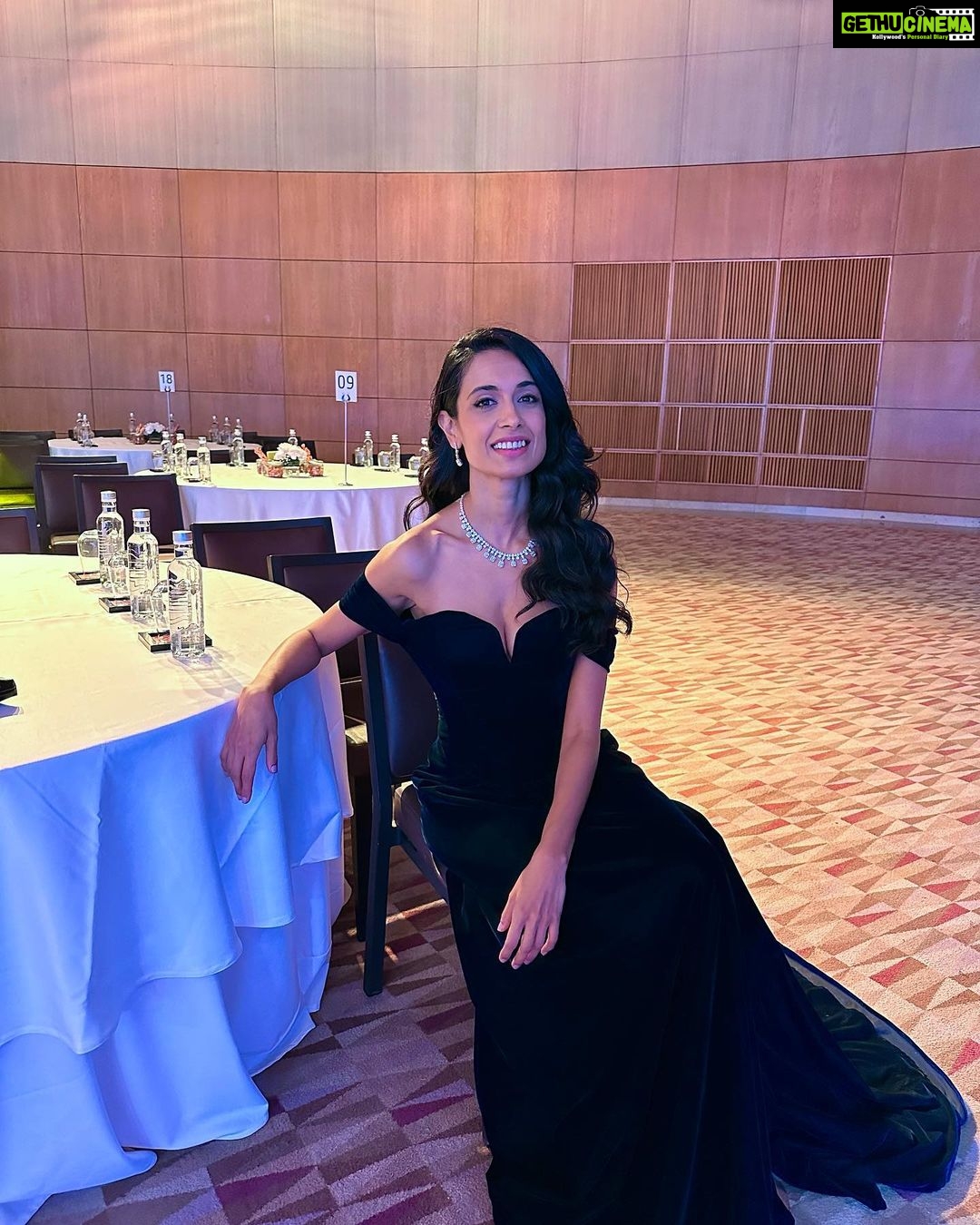 Sarah Jane Dias Instagram - diamonds in bed? why not!?! . #diamonds #luxury #fashion #fashionista #fashiongram #bmw