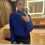 Sayani Gupta Instagram – What’s a trip without some bathroom selfies!
Especially in one bigger than most Bombay houses!
In @sheetal_menon ‘s sweater.

@shangrilasydney @australia 
@sydney #seeaustralia