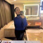 Sayani Gupta Instagram – What’s a trip without some bathroom selfies!
Especially in one bigger than most Bombay houses!
In @sheetal_menon ‘s sweater.

@shangrilasydney @australia 
@sydney #seeaustralia