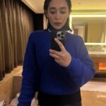 Sayani Gupta Instagram – What’s a trip without some bathroom selfies!
Especially in one bigger than most Bombay houses!
In @sheetal_menon ‘s sweater.

@shangrilasydney @australia 
@sydney #seeaustralia