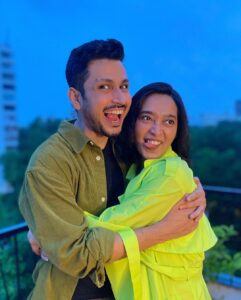 Sayani Gupta Instagram - Trying to work but mostly laughing on a happy rainy day 🌧️ 

📸: @rohitmalekar1