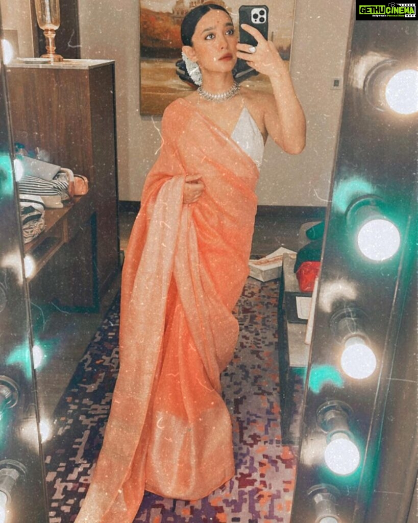 Sayani Gupta Instagram - A 💯 mirror selfies < new saree, hmu fun, gajra fixing & folding imperfect pleats while Playing dress up alone. #sareeaddict