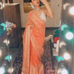 Sayani Gupta Instagram - A 💯 mirror selfies < new saree, hmu fun, gajra fixing & folding imperfect pleats while Playing dress up alone. #sareeaddict