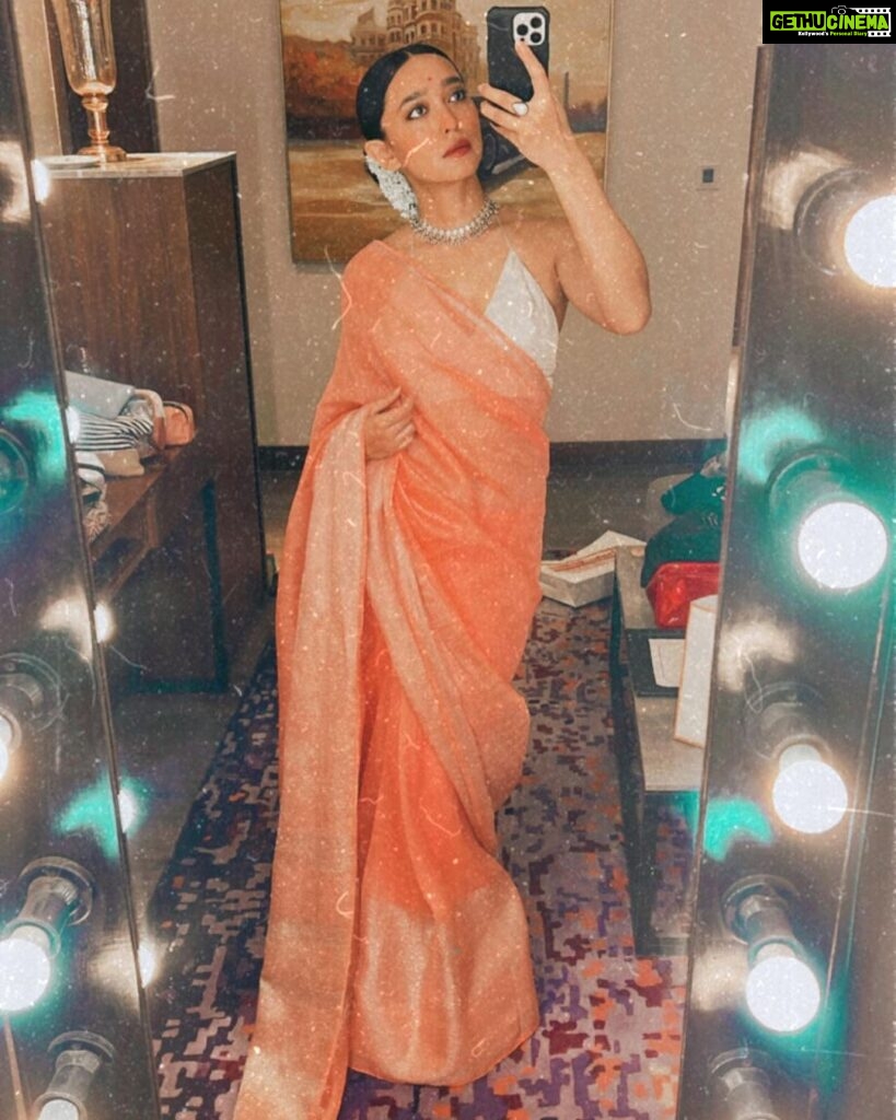 Sayani Gupta Instagram - A 💯 mirror selfies < new saree, hmu fun, gajra fixing & folding imperfect pleats while Playing dress up alone. #sareeaddict