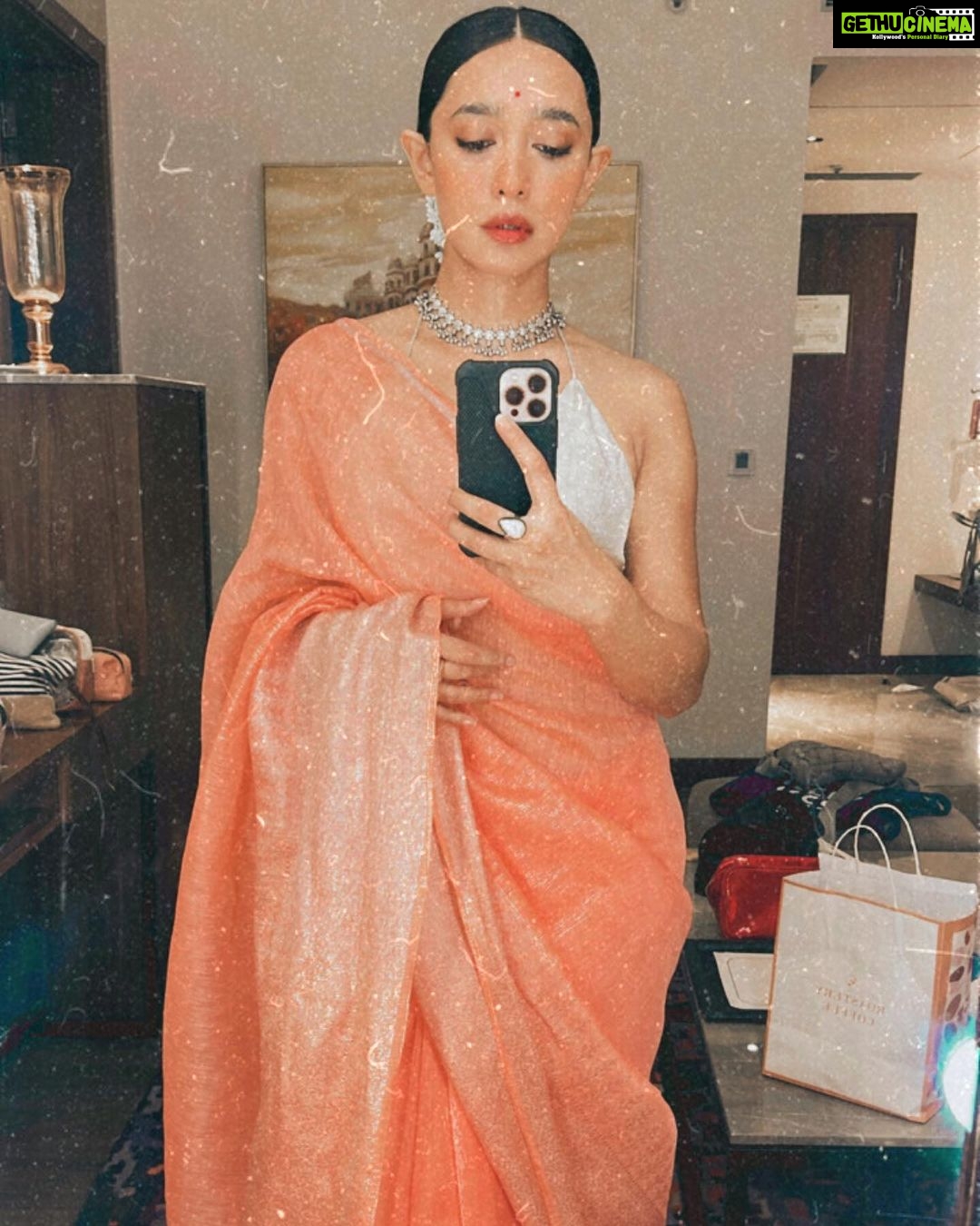 Sayani Gupta Instagram - A 💯 mirror selfies < new saree, hmu fun, gajra fixing & folding imperfect pleats while Playing dress up alone. #sareeaddict
