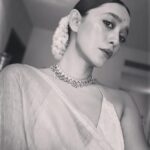 Sayani Gupta Instagram - A 💯 mirror selfies < new saree, hmu fun, gajra fixing & folding imperfect pleats while Playing dress up alone. #sareeaddict