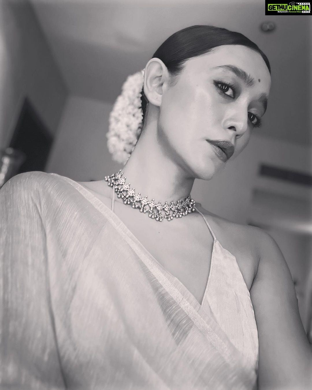 Sayani Gupta Instagram - A 💯 mirror selfies < new saree, hmu fun, gajra fixing & folding imperfect pleats while Playing dress up alone. #sareeaddict