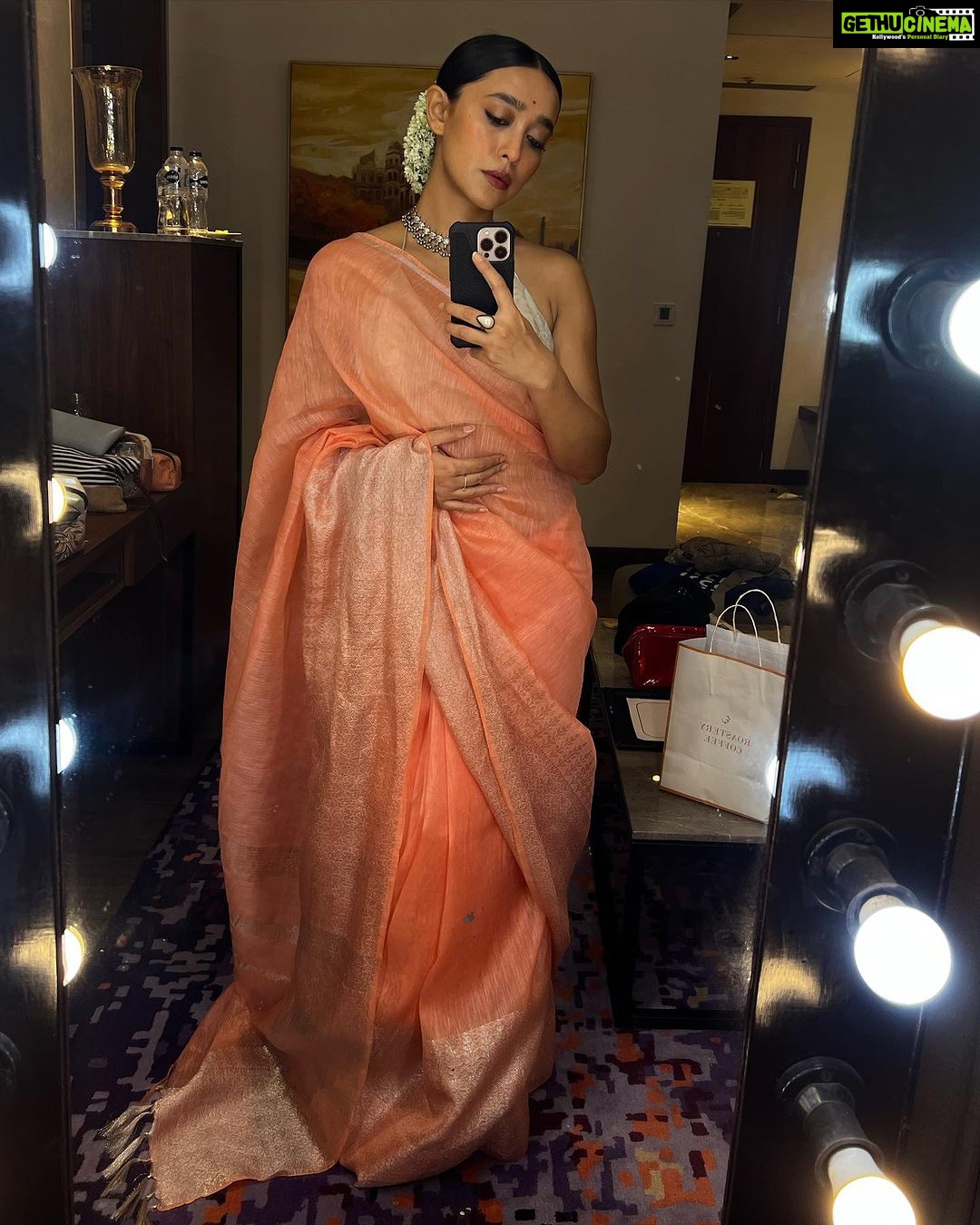 Sayani Gupta Instagram - A 💯 mirror selfies < new saree, hmu fun, gajra fixing & folding imperfect pleats while Playing dress up alone. #sareeaddict