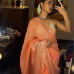 Sayani Gupta Instagram - A 💯 mirror selfies < new saree, hmu fun, gajra fixing & folding imperfect pleats while Playing dress up alone. #sareeaddict