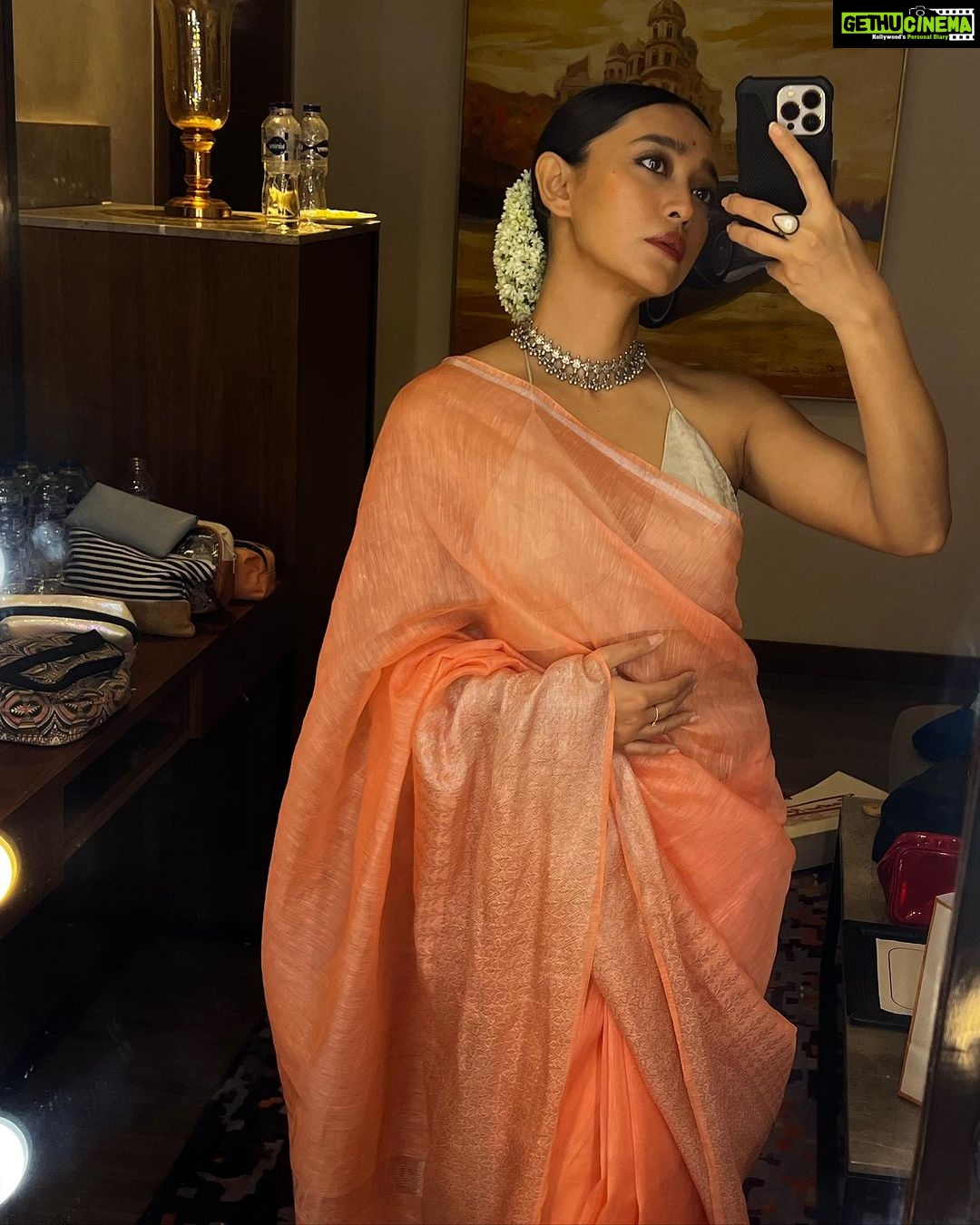 Sayani Gupta Instagram - A 💯 mirror selfies < new saree, hmu fun, gajra fixing & folding imperfect pleats while Playing dress up alone. #sareeaddict