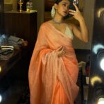 Sayani Gupta Instagram - A 💯 mirror selfies < new saree, hmu fun, gajra fixing & folding imperfect pleats while Playing dress up alone. #sareeaddict
