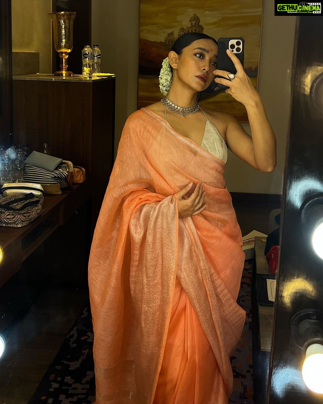 Sayani Gupta Instagram - A 💯 mirror selfies < new saree, hmu fun, gajra fixing & folding imperfect pleats while Playing dress up alone. #sareeaddict
