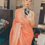 Sayani Gupta Instagram - A 💯 mirror selfies < new saree, hmu fun, gajra fixing & folding imperfect pleats while Playing dress up alone. #sareeaddict