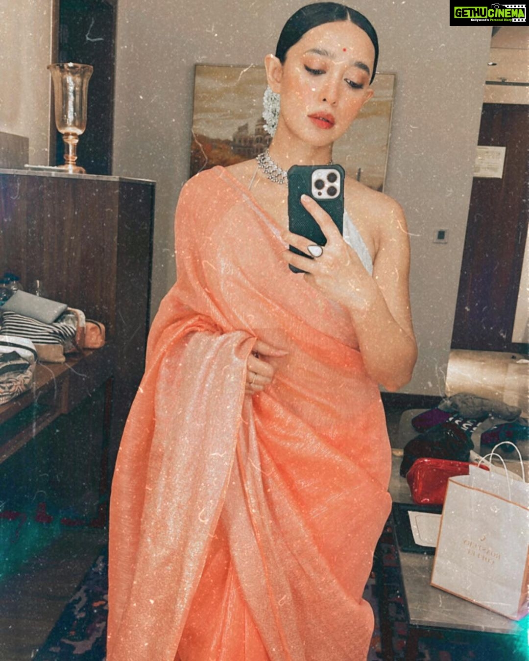 Sayani Gupta Instagram - A 💯 mirror selfies < new saree, hmu fun, gajra fixing & folding imperfect pleats while Playing dress up alone. #sareeaddict