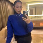 Sayani Gupta Instagram – What’s a trip without some bathroom selfies!
Especially in one bigger than most Bombay houses!
In @sheetal_menon ‘s sweater.

@shangrilasydney @australia 
@sydney #seeaustralia