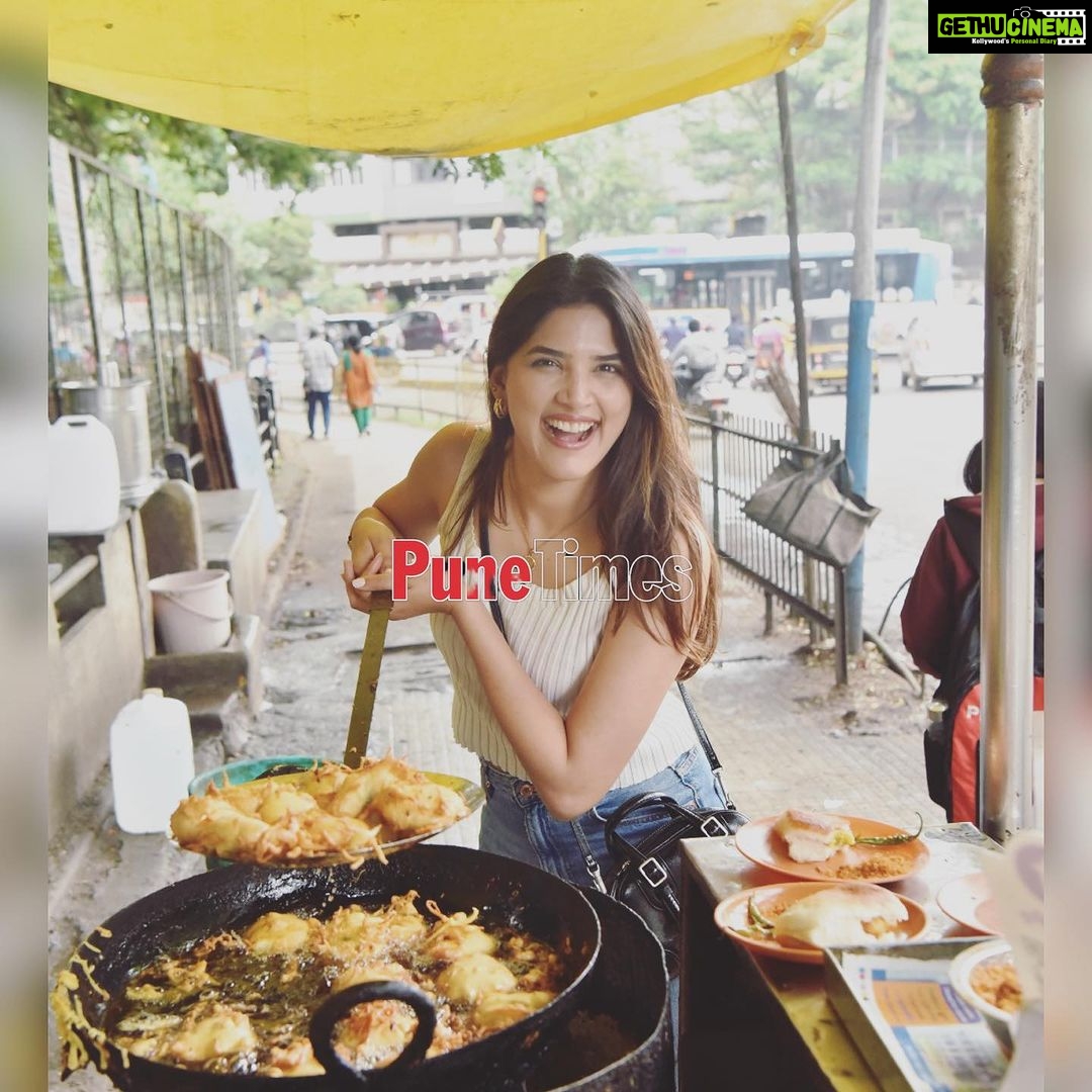 Sayli Patil Instagram - @sayliipatil takes us on a foodie-ride around the city! From #vadapav, #panipuri #dhokla to #coffee, here’s what #Sayli loves to eat during #Monsoon . . . #saylipatil #punecity #marathiactress #marathimovies #marathientertainment #marathifilmindustry #punetimesonline