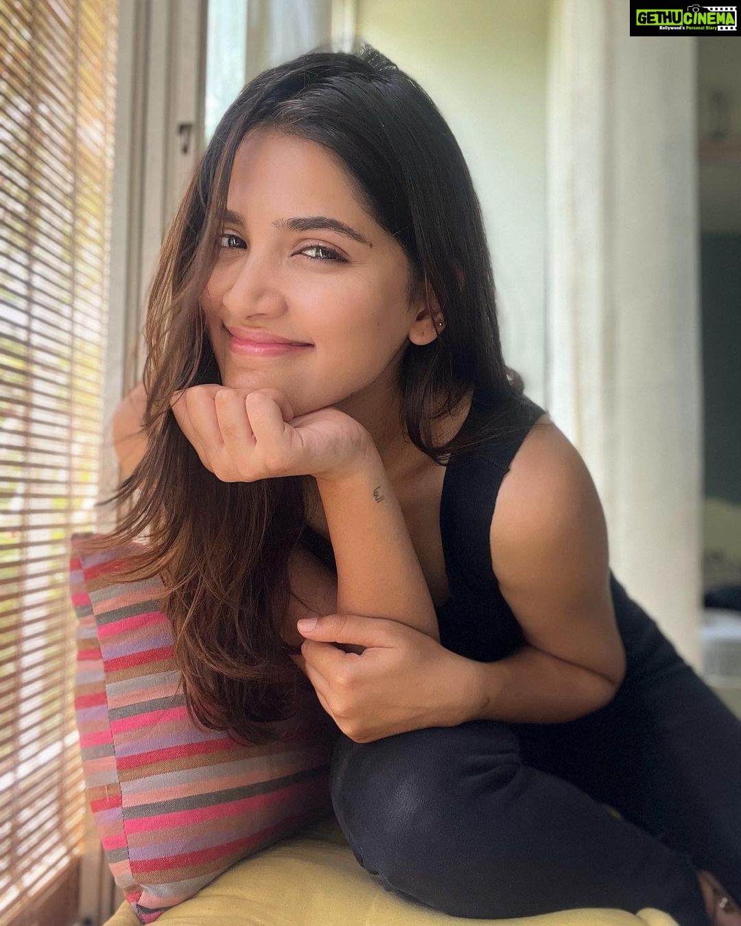 Sayli Patil Instagram - 📻🌷☕️ oh hi, how’s your week going so far?