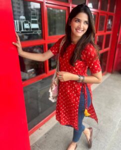 Sayli Patil Instagram - Just another beautiful day 🌹:) 

.
Wearing this beautiful beaaaautif kurti by @jiza_the_label 

Thank you 🌹
