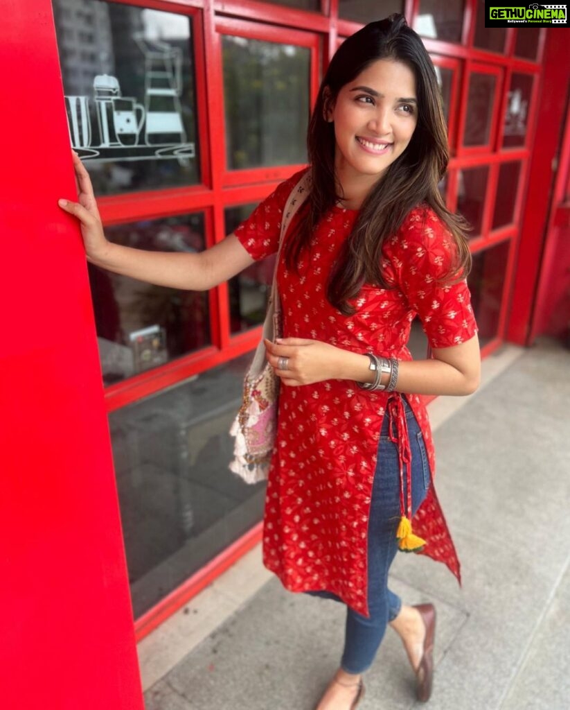 Sayli Patil Instagram - Just another beautiful day 🌹:) . Wearing this beautiful beaaaautif kurti by @jiza_the_label Thank you 🌹