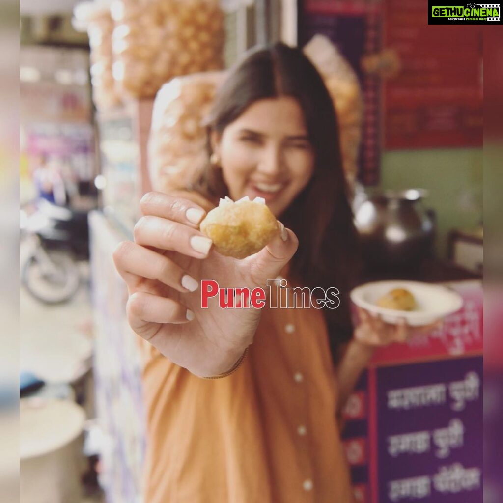 Sayli Patil Instagram - @sayliipatil takes us on a foodie-ride around the city! From #vadapav, #panipuri #dhokla to #coffee, here’s what #Sayli loves to eat during #Monsoon . . . #saylipatil #punecity #marathiactress #marathimovies #marathientertainment #marathifilmindustry #punetimesonline