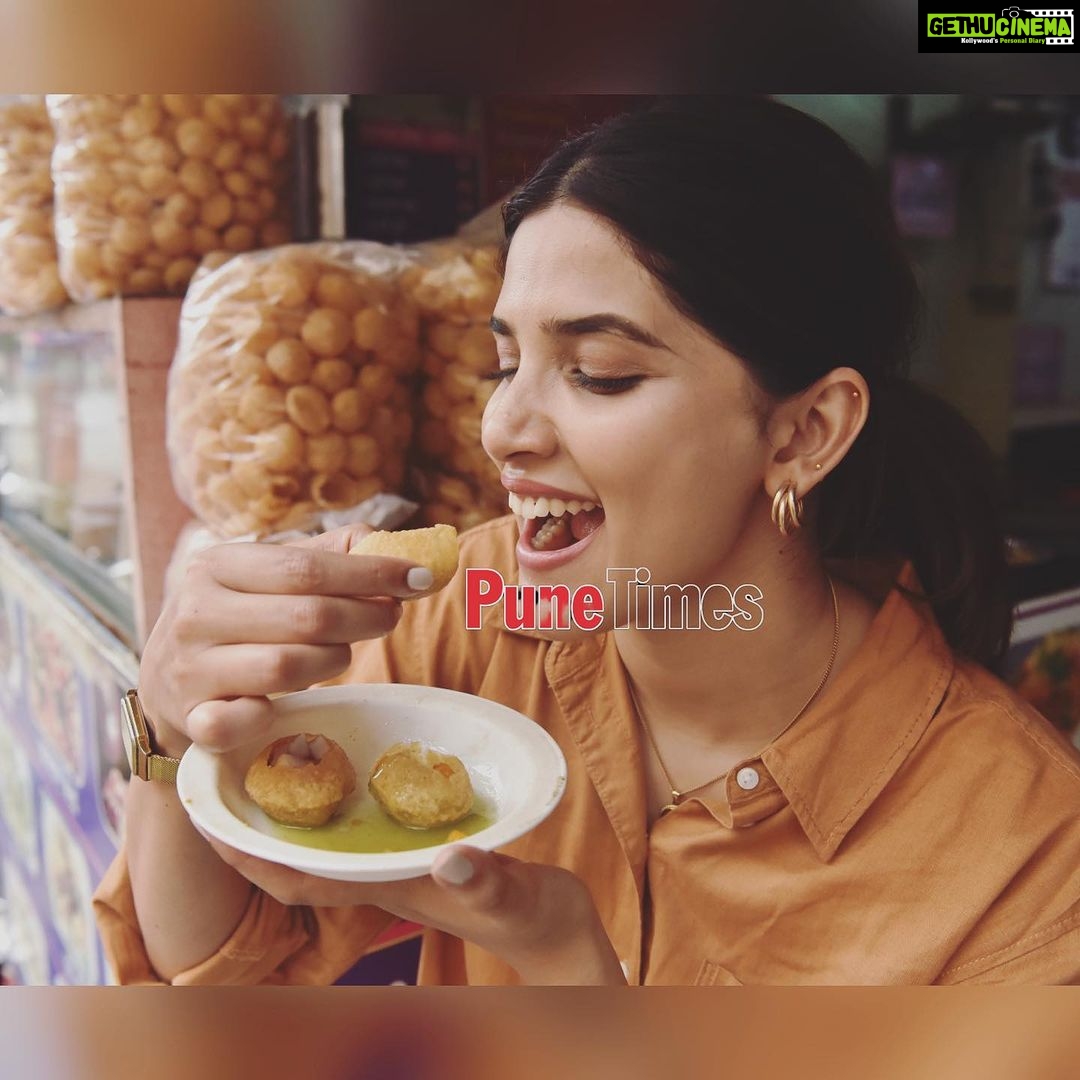 Sayli Patil Instagram - @sayliipatil takes us on a foodie-ride around the city! From #vadapav, #panipuri #dhokla to #coffee, here’s what #Sayli loves to eat during #Monsoon . . . #saylipatil #punecity #marathiactress #marathimovies #marathientertainment #marathifilmindustry #punetimesonline