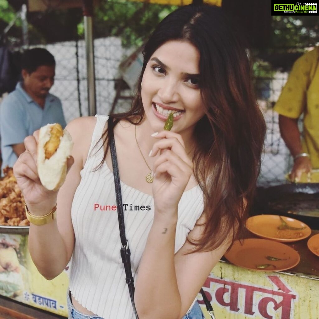 Sayli Patil Instagram - @sayliipatil takes us on a foodie-ride around the city! From #vadapav, #panipuri #dhokla to #coffee, here’s what #Sayli loves to eat during #Monsoon . . . #saylipatil #punecity #marathiactress #marathimovies #marathientertainment #marathifilmindustry #punetimesonline