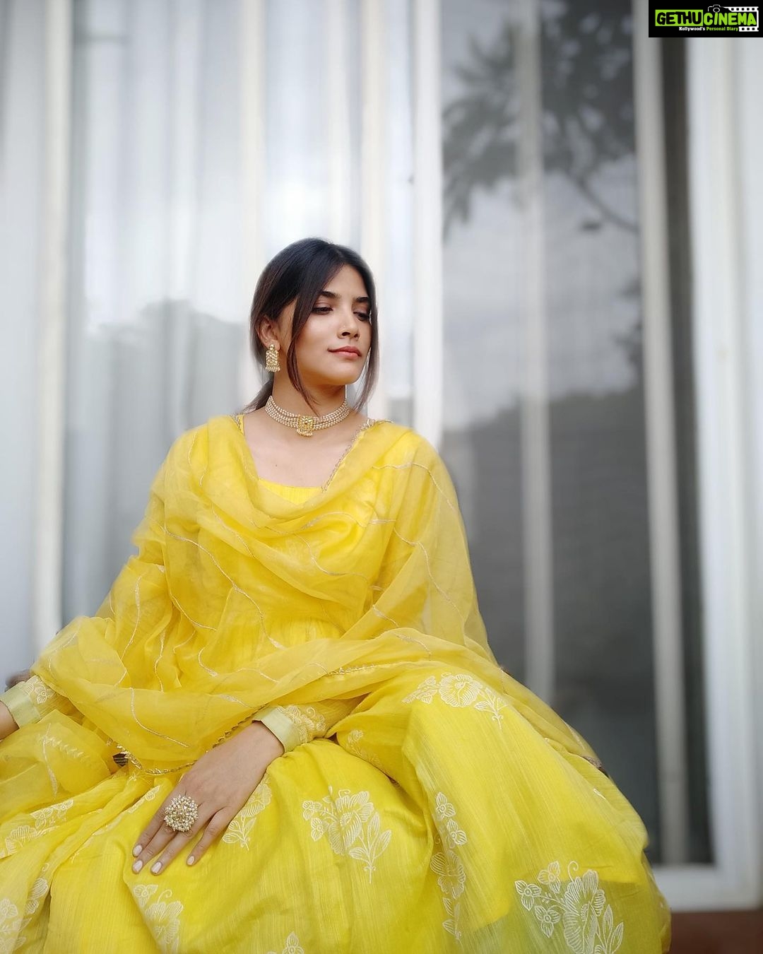 Sayli Patil Instagram - my love for yellow and yellow salwar suit is ♾️💛