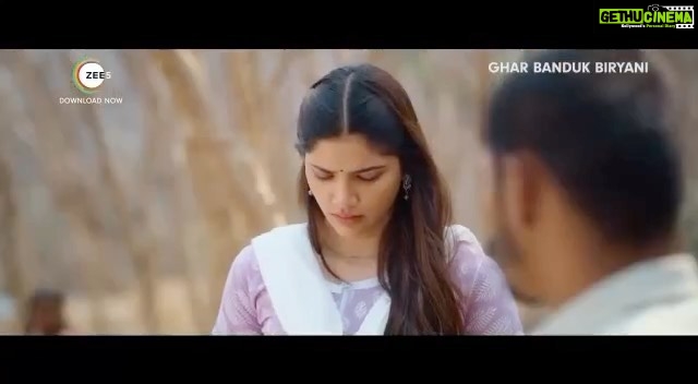 Sayli Patil Instagram - घरासाठी बंदूक, बंदुकीसाठी बिरयानी, आणि बिरयानीसाठी रायता... पाहा सुपरहिट चित्रपट ‘घर बंदूक बिरयानी’चा वर्ल्ड डिजिटल प्रीमियर २ जूनला फक्त #ZEE5 वर. #GharBandukBiryani #GharBandukBiryaniOnZEE5 @nagraj_manjule @sayaji_shinde @akashthosar @sayliipatil @zeestudiosofficial @shariq_patel @mangeshcoolkarni @meashwin @mohitchauhanofficial @hemantawtade @deepti.devi @shwethambari_ @bhushanmanjule @gargeekulkarni @priyanka.dubey4 @kutubinamdar @vikram_amladi @ganeshacharyaa @vaibhavdeshmukhpoetry #PravinKuwar #VivekNaik #SantoshBote @kavitaraamofficial @mangeshshirke74 #RahulChitnis @anmolbhave @yughabharathi @mathichiyambala.folksinger @sheshrajmanjule @gadekar616 @avprafullachandra @manish_rajgire_official @aatpatproduction @zeemusicmarathi @zeemusiccompany @zeemarathiofficial @zeetalkiesofficial @ZeeYuva @zee5marathi @zee5