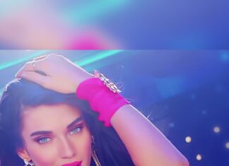 Scarlett Mellish Wilson Instagram - “Life in Plastic.. it’s fantastic! I too can do Barbie !” #bollybarbie @zeemusiccompany 🎥 edit @mitesh.mehtaa MUA & hair @ishita_rishabh_awasthi @sangeetaandishitakhanna #musicvideo #musicvideoindia #bollywoodbarbie #scarlettwilson #meihoonselfie #selfie #barbieworld #india