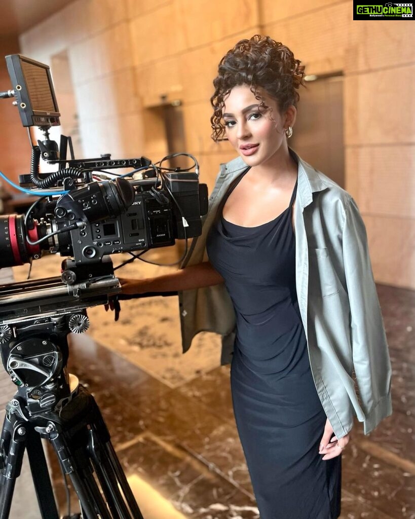 Seerat Kapoor Instagram - Back with my first love, shooting this dynamite. Living the dream ♥🎥 Makeup @makeupbykamaljeet