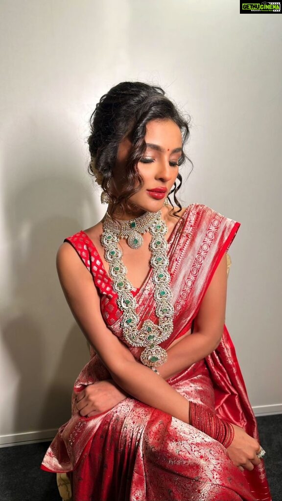 Seerat Kapoor Instagram - 😉💋 For @theorganicgala Outfit @gubbarajyalakshmi Jewellery @radhikadiamonds Makeup and hair: @katzbeauty Pic: @pranav.foto Styled by @officialanahita Style team @pranathivarma.k Event by @aryanajevents
