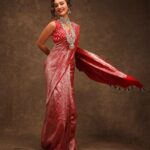 Seerat Kapoor Instagram - Let’s open the show with the royal allure of a saree adorned with intricate details 👑🏰 For @theorganicgala Outfit @gubbarajyalakshmi Jewellery @radhikadiamonds Makeup and hair: @katzbeauty Pic: @pranav.foto Styled by @officialanahita Style team @pranathivarma.k Event by @aryanajevents
