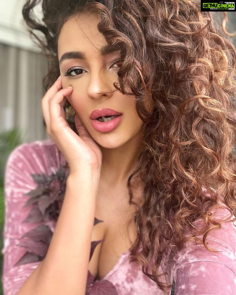 Seerat Kapoor Instagram - A lot of pinks in the market, Until you meet a mauve 💝
