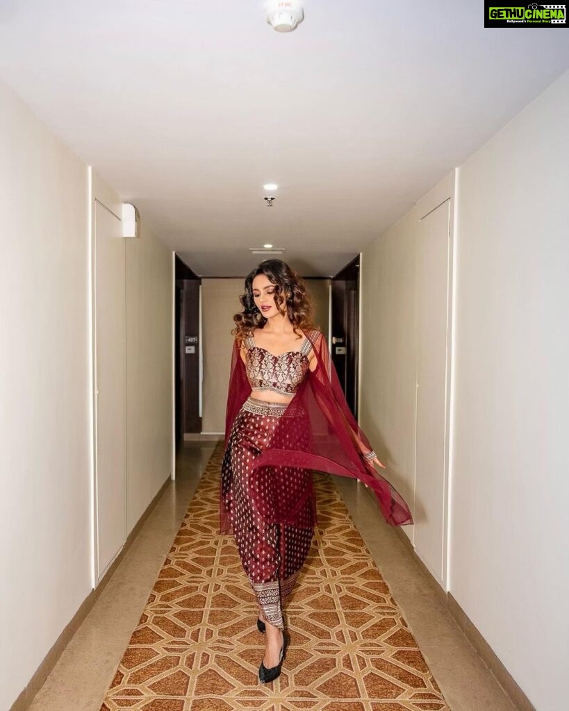 Seerat Kapoor Instagram - In this exquisite sari ensemble modified as a contemporary wrap around dhoti by the warmest and artistic @shravankummar It was an absolute honour to grace an appearance for the naksha bandi weavers and their craftsmanship. Thank you for having me ♥️ Makeup @makeupbykamaljeet Hair @kandco_beautylounge Jewellery @neesa.jewels Photography @atulyachitr @atulr