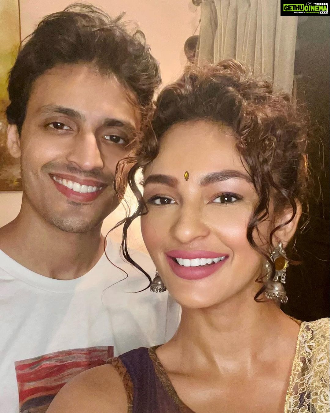 Seerat Kapoor Instagram - By now I know exactly which brother to go to and for what! 🤭🎁 #happyrakshabandhan my mushtandas and thank you for gracing your faces before the camera. I’m indebted 🫡 May you continue to always obey me, flourish and grow! Your loving sister ♥️😘 @artvarunkapoor @ranjev25 @raanvirtaneja