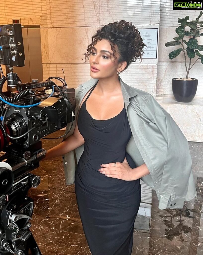 Seerat Kapoor Instagram - Back with my first love, shooting this dynamite. Living the dream ♥🎥 Makeup @makeupbykamaljeet