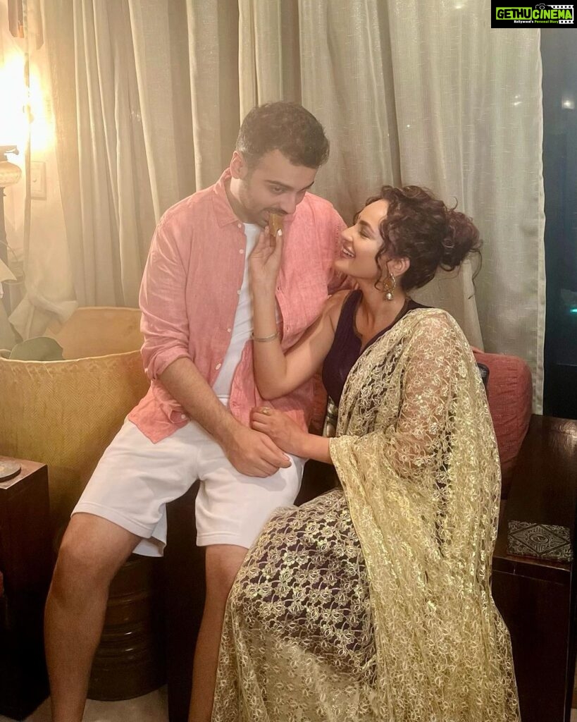 Seerat Kapoor Instagram - By now I know exactly which brother to go to and for what! 🤭🎁 #happyrakshabandhan my mushtandas and thank you for gracing your faces before the camera. I’m indebted 🫡 May you continue to always obey me, flourish and grow! Your loving sister ♥😘 @artvarunkapoor @ranjev25 @raanvirtaneja