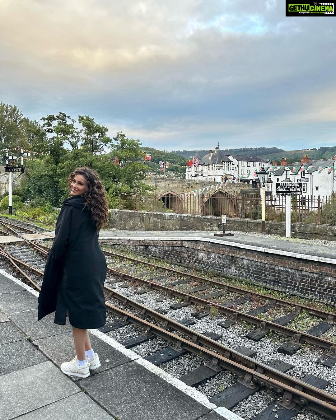 Seerat Kapoor Instagram - All cosed up in 15 degrees celsius 🎬🥰