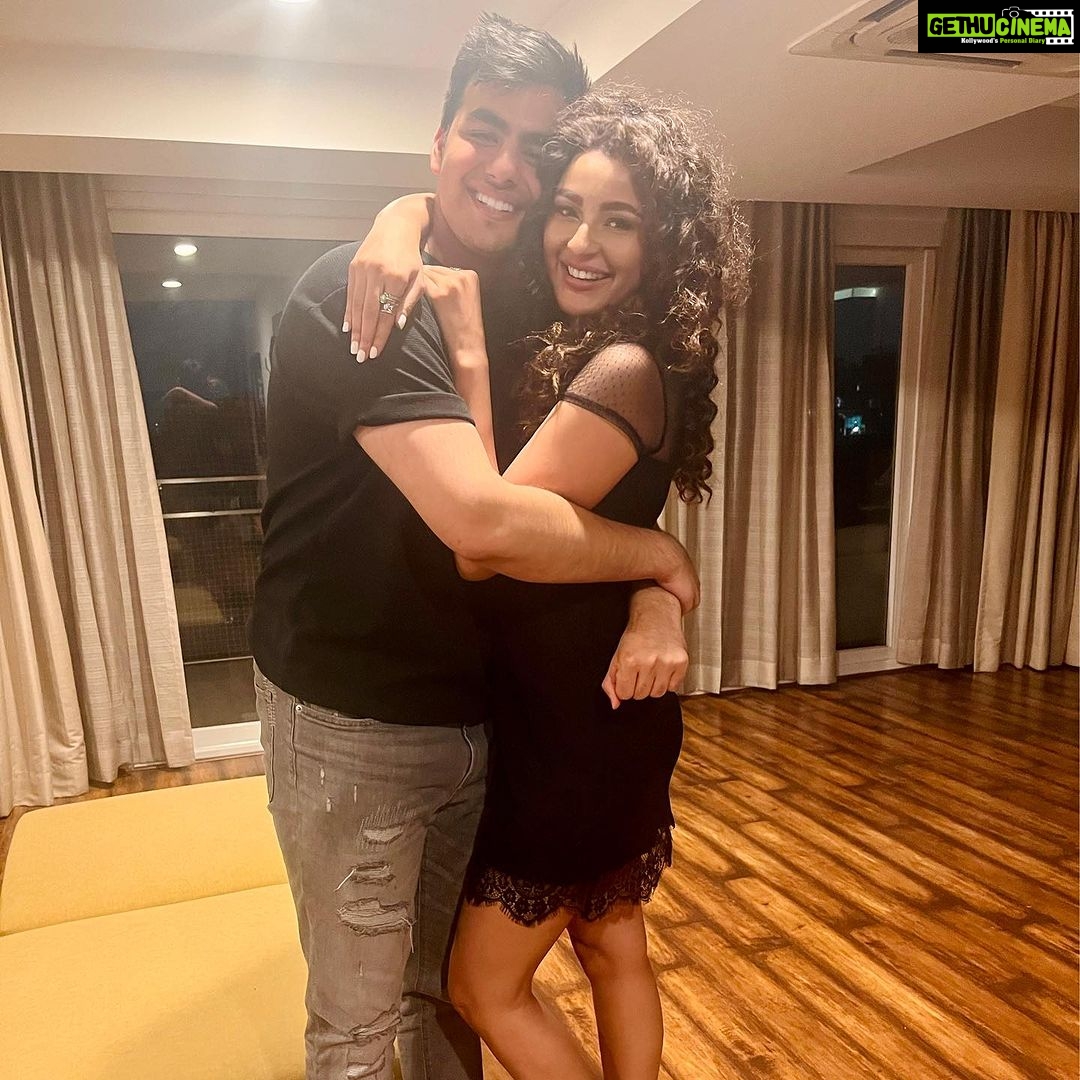 Seerat Kapoor Instagram - When my not so little brother drops me a surprise! Love you captain @vivan_k Here’s to you forever flying and ruling the skies 👨✈️✈️♥️