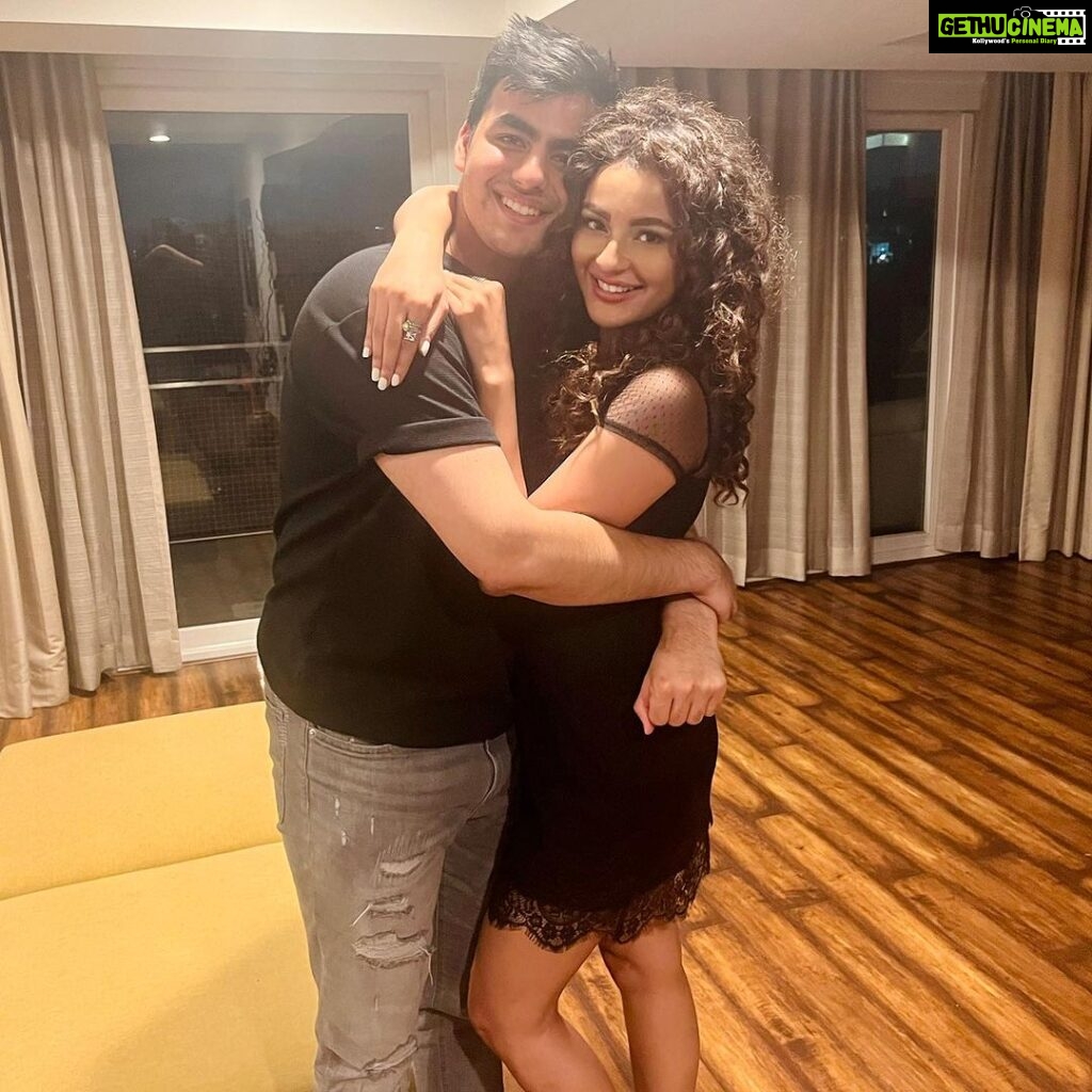 Seerat Kapoor Instagram - When my not so little brother drops me a surprise! Love you captain @vivan_k Here’s to you forever flying and ruling the skies 👨‍✈✈♥