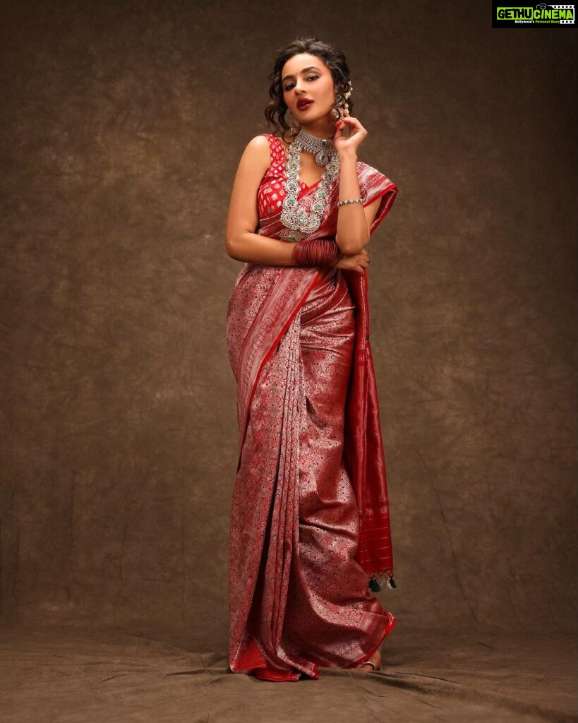 Seerat Kapoor Instagram - Let’s open the show with the royal allure of a saree adorned with intricate details 👑🏰 For @theorganicgala Outfit @gubbarajyalakshmi Jewellery @radhikadiamonds Makeup and hair: @katzbeauty Pic: @pranav.foto Styled by @officialanahita Style team @pranathivarma.k Event by @aryanajevents