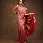 Seerat Kapoor Instagram - Let’s open the show with the royal allure of a saree adorned with intricate details 👑🏰 For @theorganicgala Outfit @gubbarajyalakshmi Jewellery @radhikadiamonds Makeup and hair: @katzbeauty Pic: @pranav.foto Styled by @officialanahita Style team @pranathivarma.k Event by @aryanajevents
