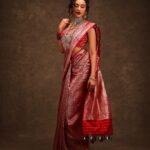 Seerat Kapoor Instagram - Let’s open the show with the royal allure of a saree adorned with intricate details 👑🏰 For @theorganicgala Outfit @gubbarajyalakshmi Jewellery @radhikadiamonds Makeup and hair: @katzbeauty Pic: @pranav.foto Styled by @officialanahita Style team @pranathivarma.k Event by @aryanajevents