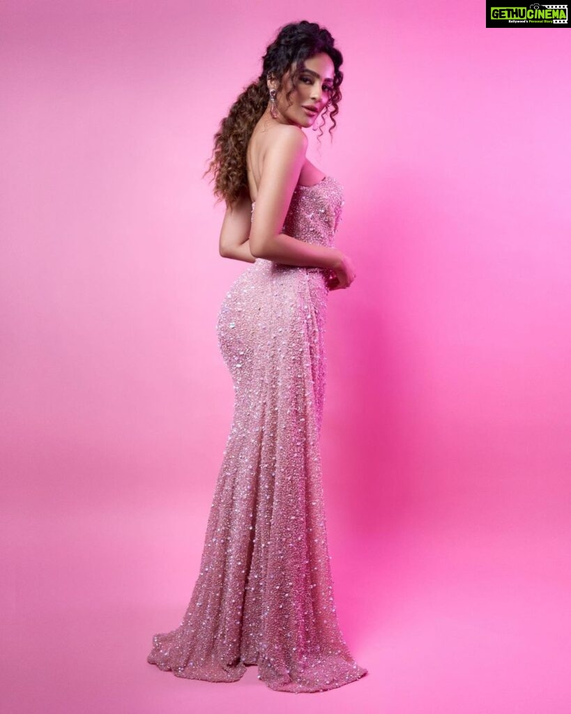Seerat Kapoor Instagram - This princess is all about love 💗 For @iwmbuzz Awards 💫 Outfit @valdrinsahiti Heels @stevemaddenindia Styled by @shubhi.kumar Makeup @artistrybykri Hair @makeupandhairby_meghana Photography @journeyman1027 #iwmbuzz