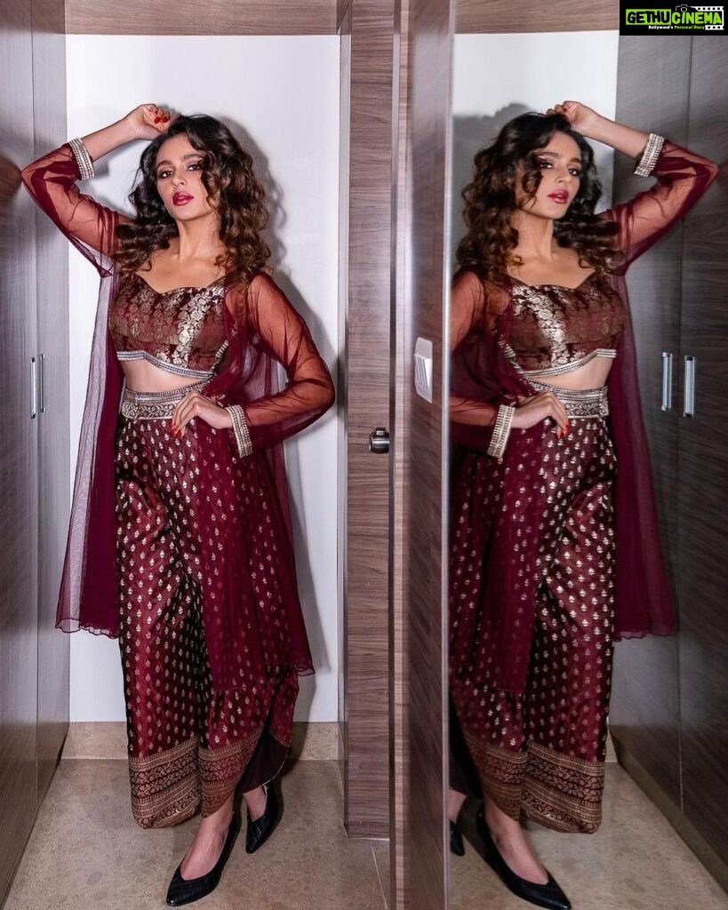 Seerat Kapoor Instagram - In this exquisite sari ensemble modified as a contemporary wrap around dhoti by the warmest and artistic @shravankummar It was an absolute honour to grace an appearance for the naksha bandi weavers and their craftsmanship. Thank you for having me ♥️ Makeup @makeupbykamaljeet Hair @kandco_beautylounge Jewellery @neesa.jewels Photography @atulyachitr @atulr